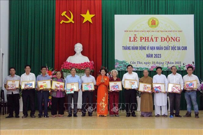 芹苴市领导向为落叶剂受害者做出贡献的团体和个人颁发金心感谢状。（图：越通社）