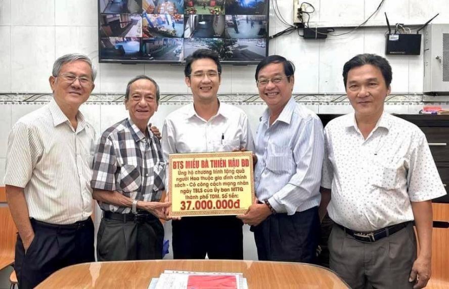 土龙木天后宫理事会代表向土龙木市祖国阵线委员会赞助3700万元关照地方华人优抚政策家庭、对革命有功者和荣军。