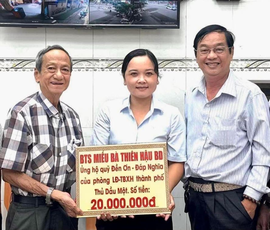 土龙木天后宫理事会代表向市劳动与荣军社会厅“报恩答义基金会”赞助2000万元。