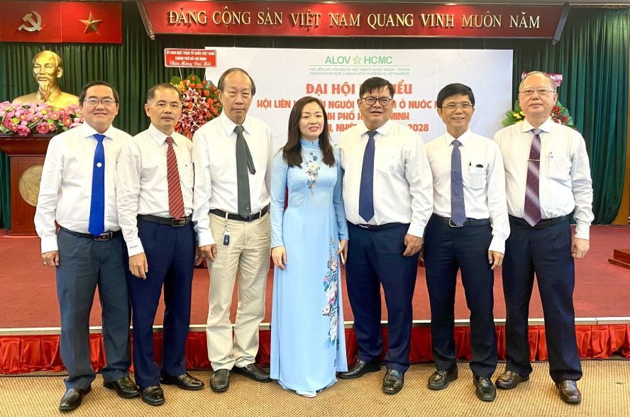 各单位领导与4位华人执委留影。