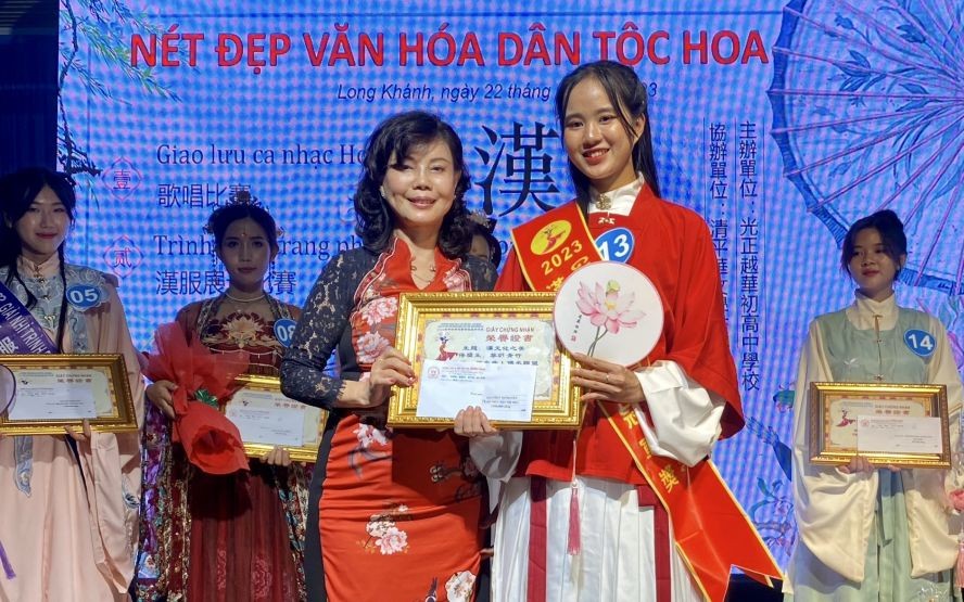 郭洁芳女士向汉服比赛冠黎玥青竹（千华歌舞团）颁奖。