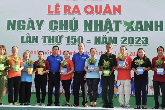 市委副书记阮胡海向民众赠送盆栽。（图：越勇）