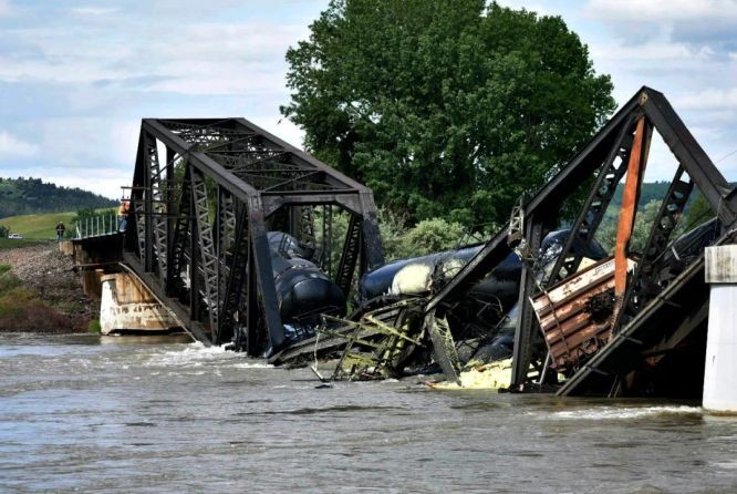美国蒙大拿州斯蒂尔沃特县火车脱轨事故现场。（图：美国有线电视新闻网）