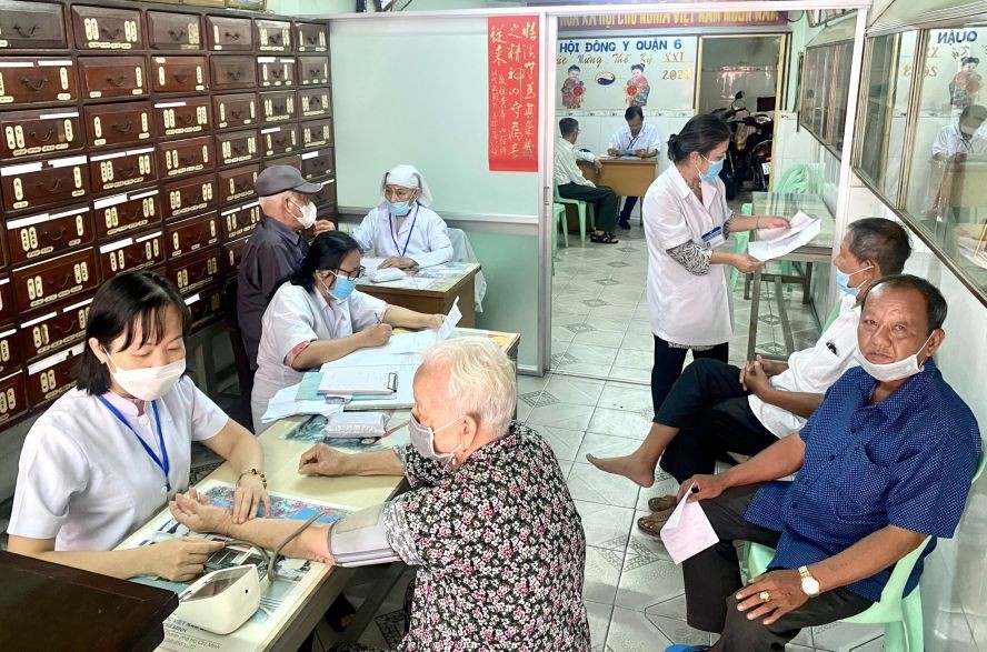 各医师为荣军烈属诊病。