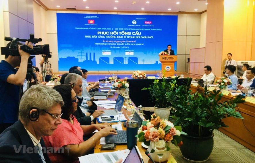 国民经济大学与《越南经济杂志》近日联合举行主题为「在新背景下恢复总需求，并促进增长」的今年上半年宏观经济座谈会。
