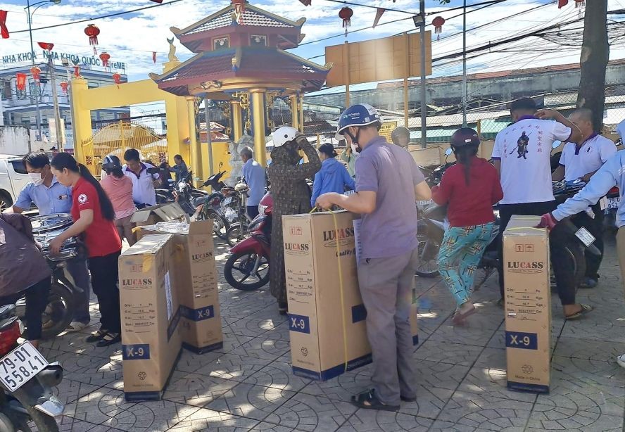 残疾人士家人把轮椅准备载回家。