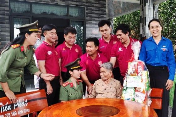 探望古芝县越南英雄母亲