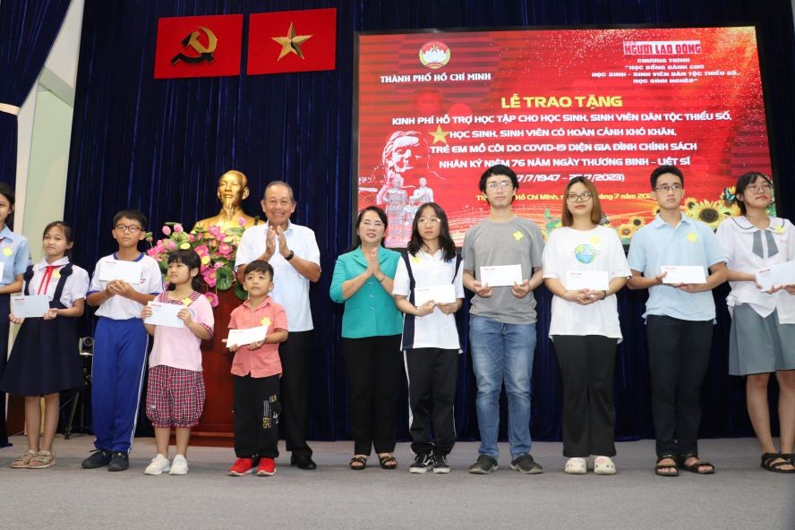 本市向贫困少数民族学生发助学金