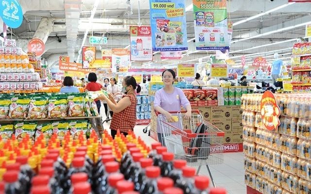 消费者在超市选购国货。（图：VGP）