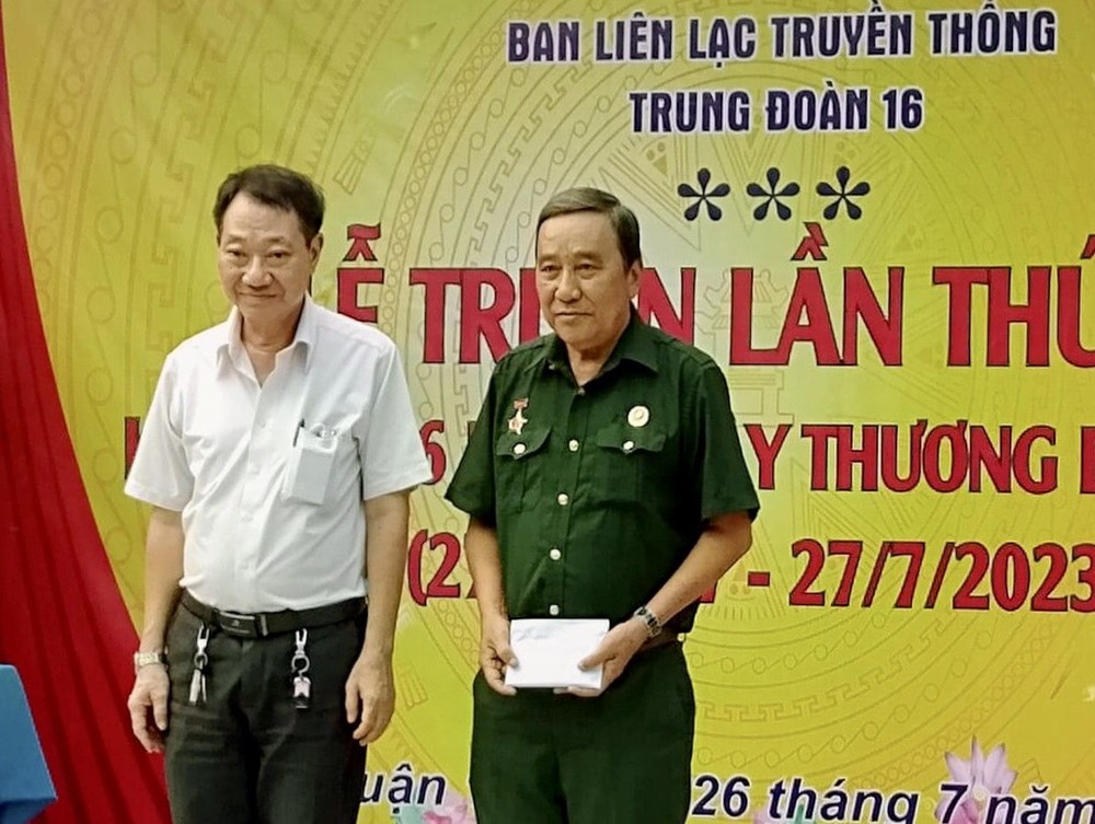 茶山庆云南院住持周华邦（左）向第16团传统联络处代表移交5000万元建“同队屋”工程。