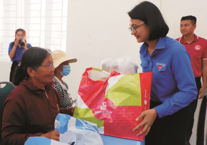 共青团本市市委副书记陈秋霞探望和向古芝县优抚政策家庭赠送礼物。 