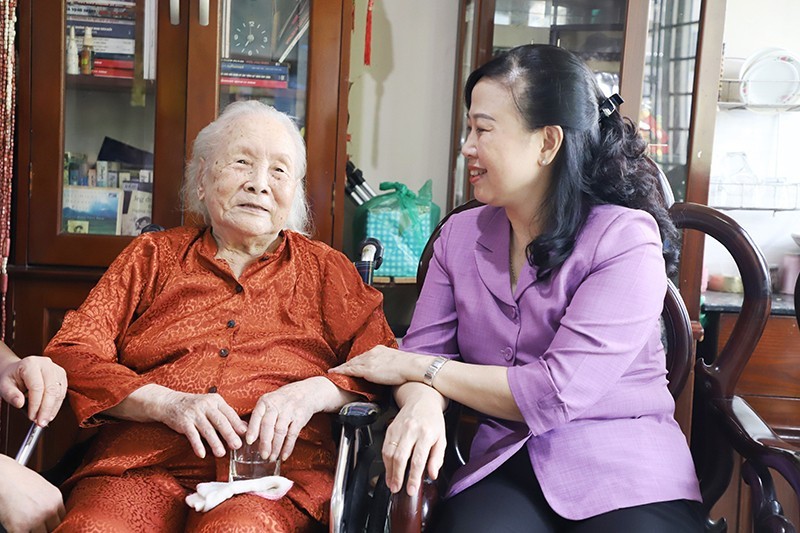卫生部长陶红兰（右）前往探望烈士邓垂簪医生的母亲尹玉簪。（图：宝玲）