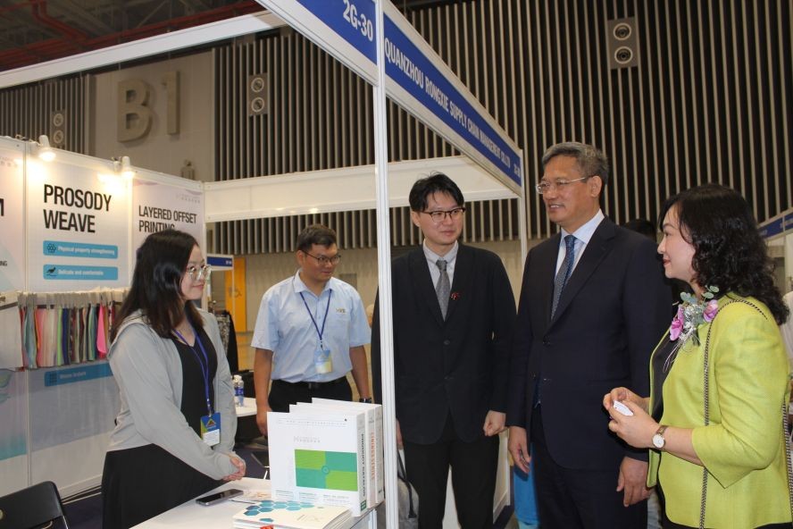 工商部副部长潘氏胜（右一）和中国驻胡志明市总领事魏华祥（右二）参观展览。