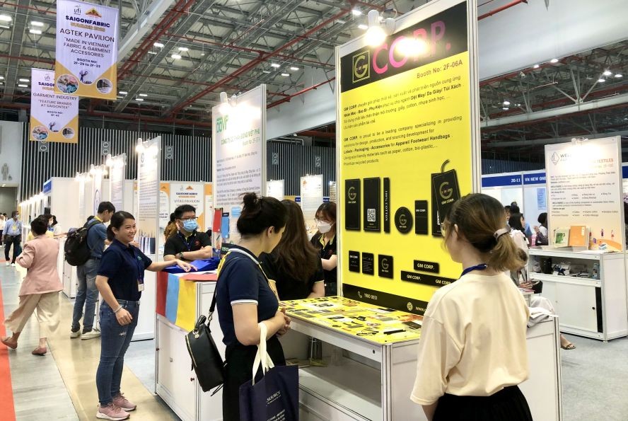 众多业者参观展览。