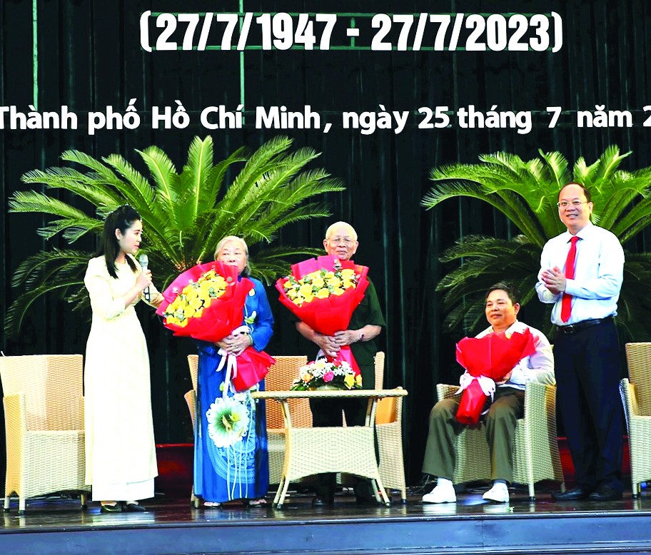 阮胡海同志向各位典范赠送鲜花。（图：CAO）