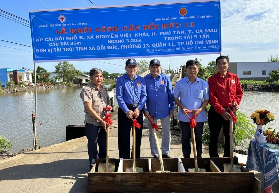 培德精舍代表团与地方代表出席新桥的动土仪式。