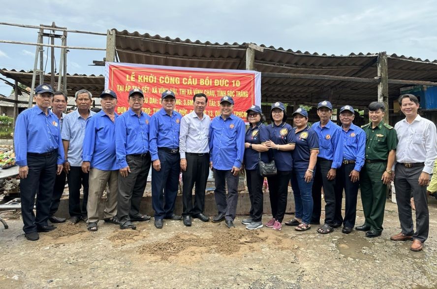 培德精舍代表团与地方代表合照。