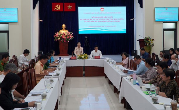 社会争辩是每名公民的责任。图：市祖国阵线委员会开会对街道、人行道暂时使用收费提案进行社会争辩。