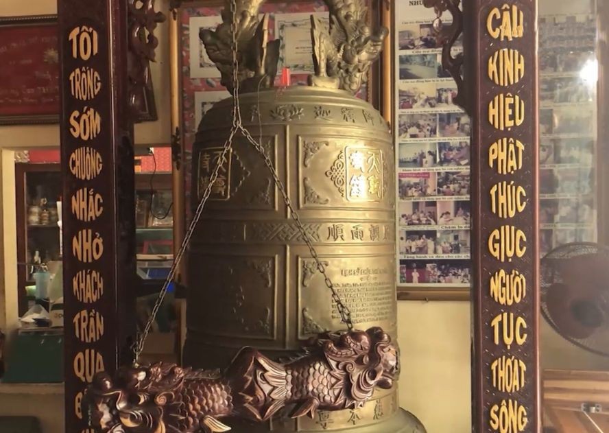 天尊寺内的加持铜钟。