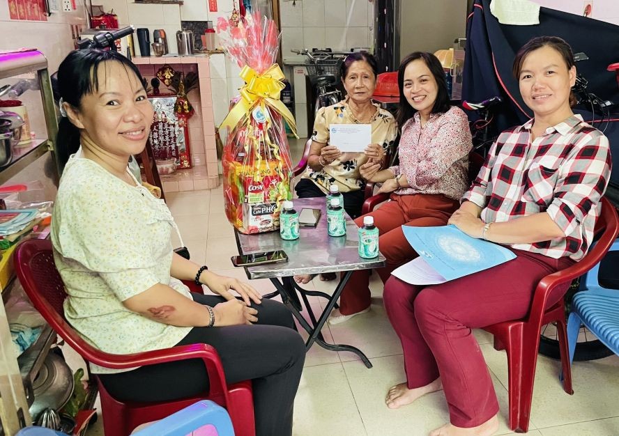 郡妇女联会探望华人革命有功者冯月兰。