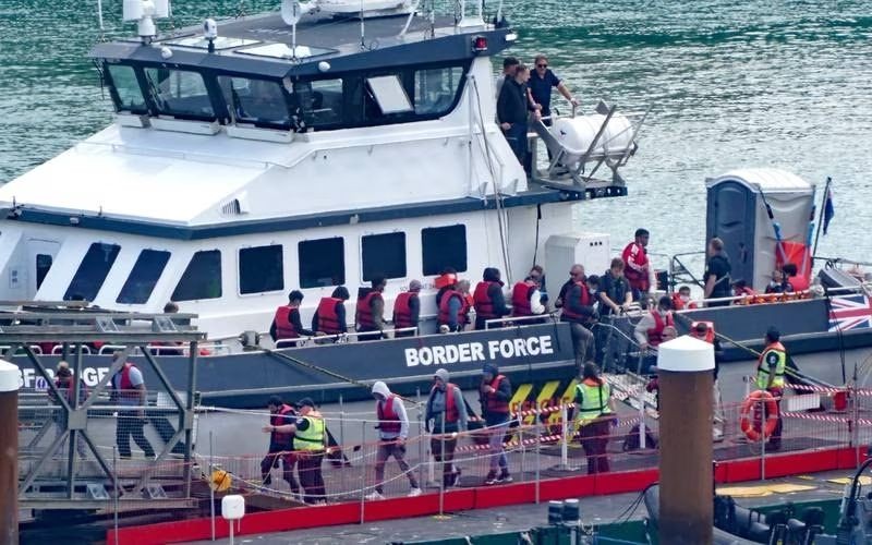 7月21日，移民从英吉利海峡获救后，被边防部队的船只送往肯特郡多佛。（图：PA）
