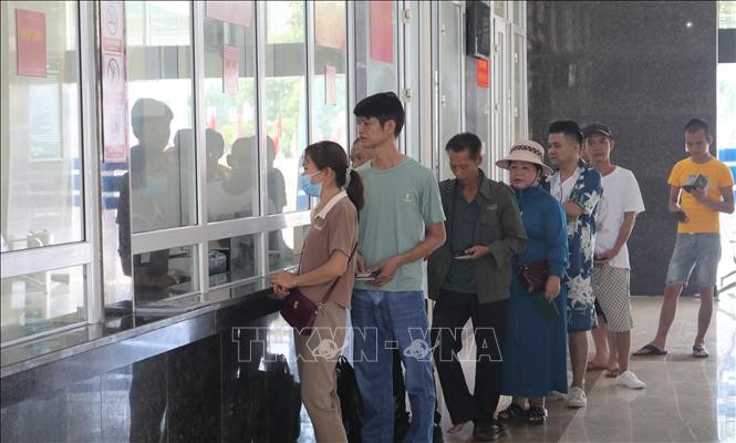 人们在驮隆国际口岸办理入境手续。（图：越通社）