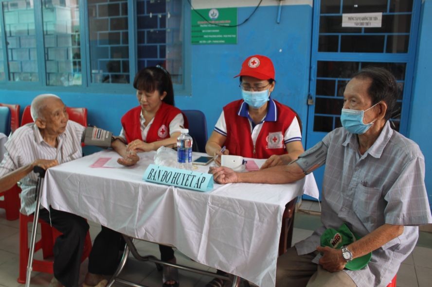 志愿医为对革命有功者和贫困者量血压。