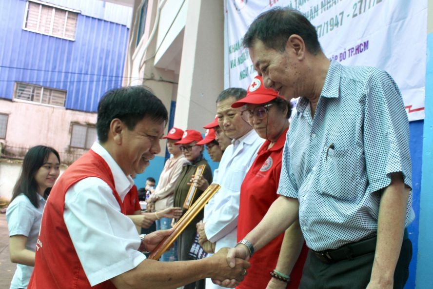 第十一郡红十字会主席潘青团向庆云南院住持周华邦颁发感谢状。