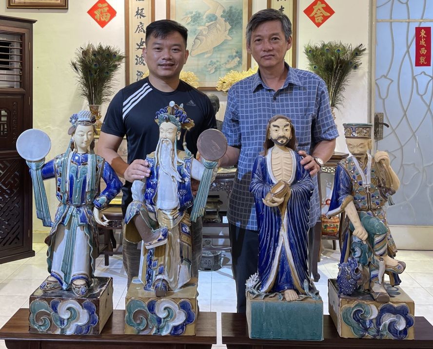 陶瓷艺人冯健烽（右）与华人文物收藏家麒麟（本文作者）在其作品前合影