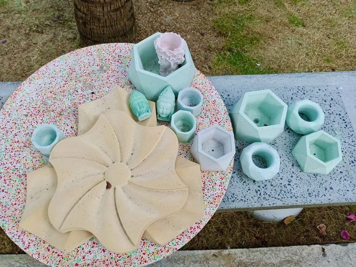 各种来自塑料垃圾的手工艺产品。 各种来自塑料垃圾的手工艺产品。