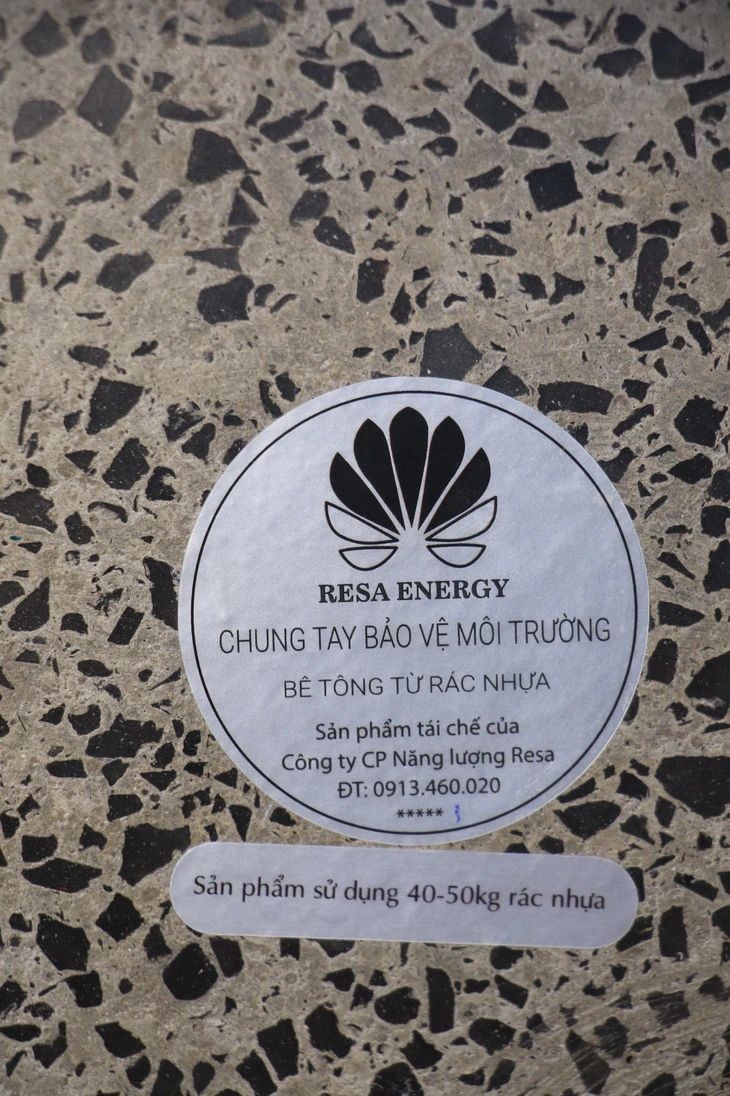 来自废料的产品字句很突出。 来自废料的产品字句很突出。