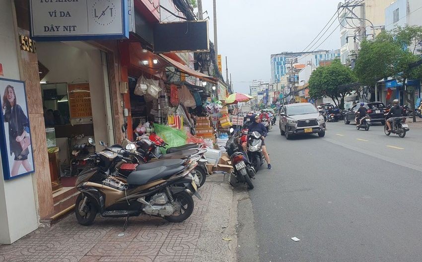 第三郡八月革命街人行道、街道被佔用。