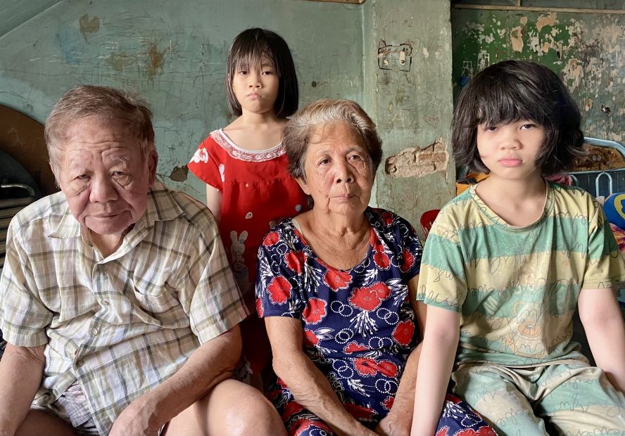 梅云（左二）和梅根与两外孙女。