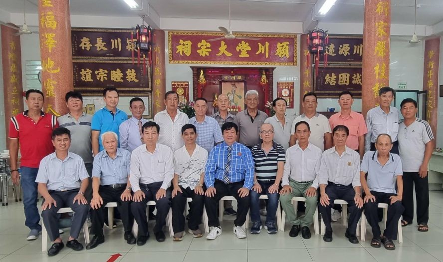 颍川堂陈姚胡虞田大宗祠理事会在秋祭仪式上合照。