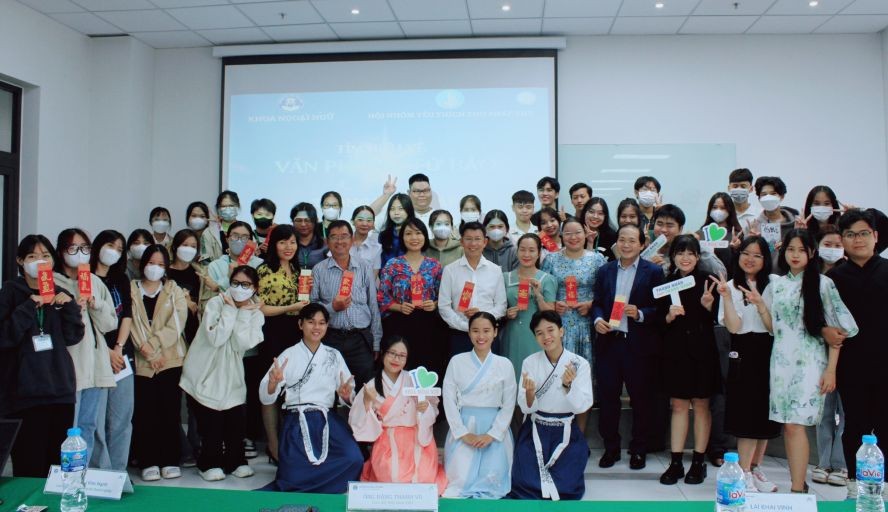 文献大学领导与热爱书法的大学生合照留念。