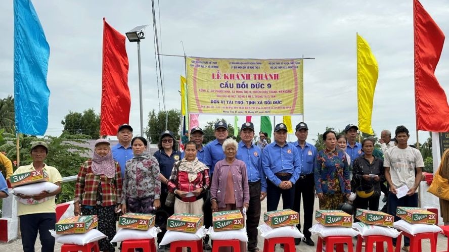 培德精舍代表团与地方政府摄于培德9号桥通车仪式。