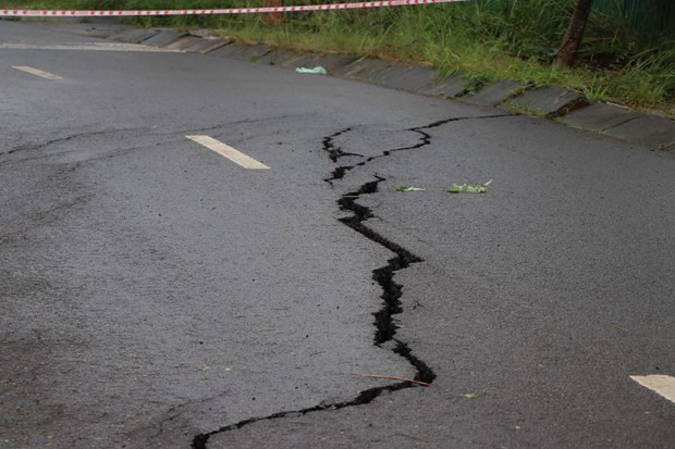 胡志明路局部坍塌民众迁离危险区