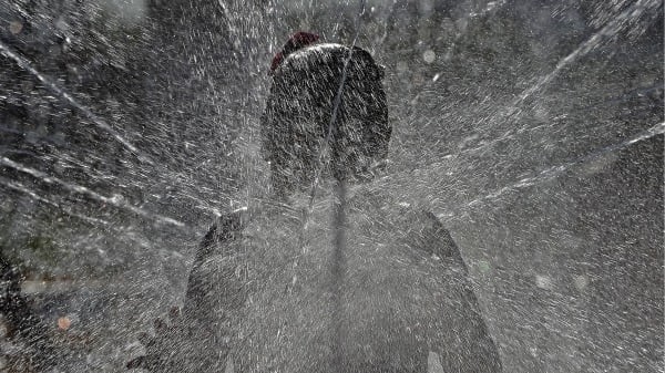 阿根廷首都大都市区及其周边地区遭遇强烈热浪，小孩子在布宜诺斯艾利斯儿童公园玩水游戏消暑。 （图：AFP）