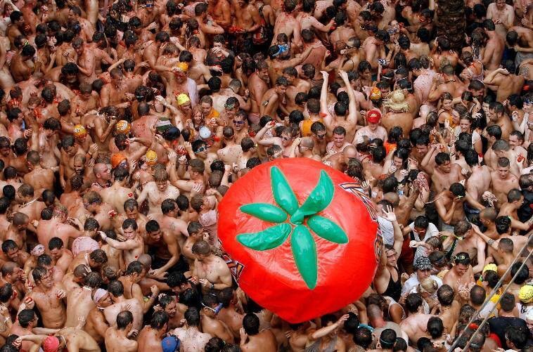 成千上万的游客参加番茄节。