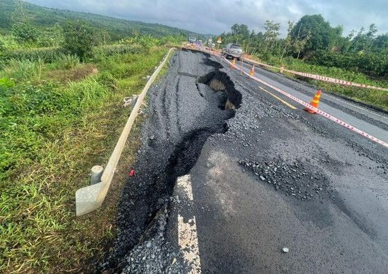 达乐省伊雅德朗镇绕道公路坍塌现场。（图：梅强）