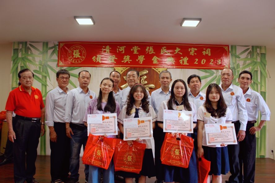 张氏宗祠诸位理事会与优秀子弟合影。