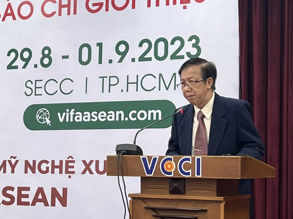 华人企业家邓国鸿先生。