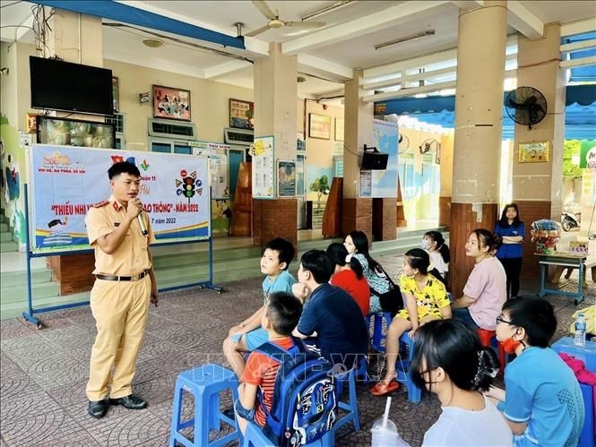 志愿青年参加建设交通文化