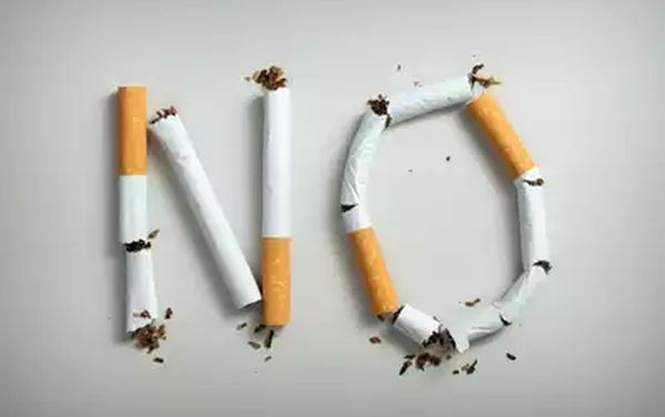 抽烟不仅伤肺还毁眼