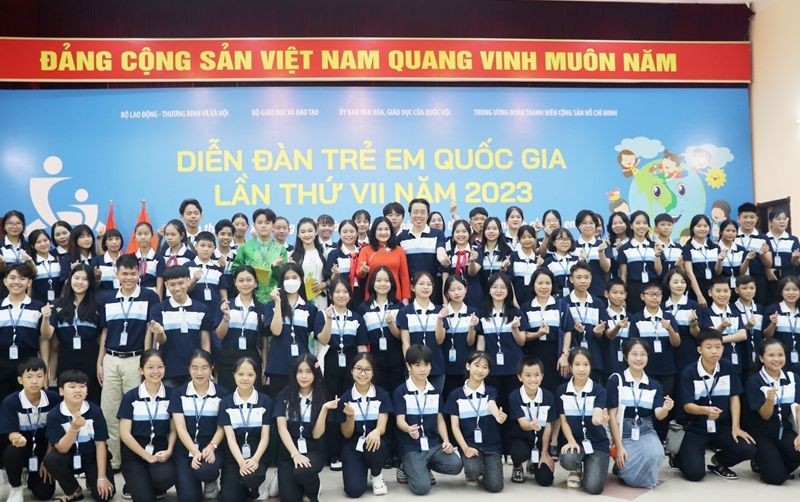 各部门代表同与会儿童合影留念。（图：秀江）