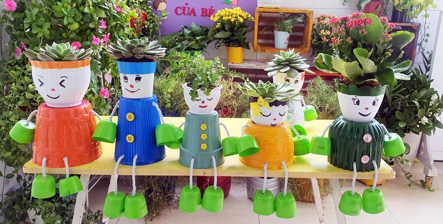 第七郡富美坊美富幼儿园教员充分利用回收材料制成可爱的绿树角落。