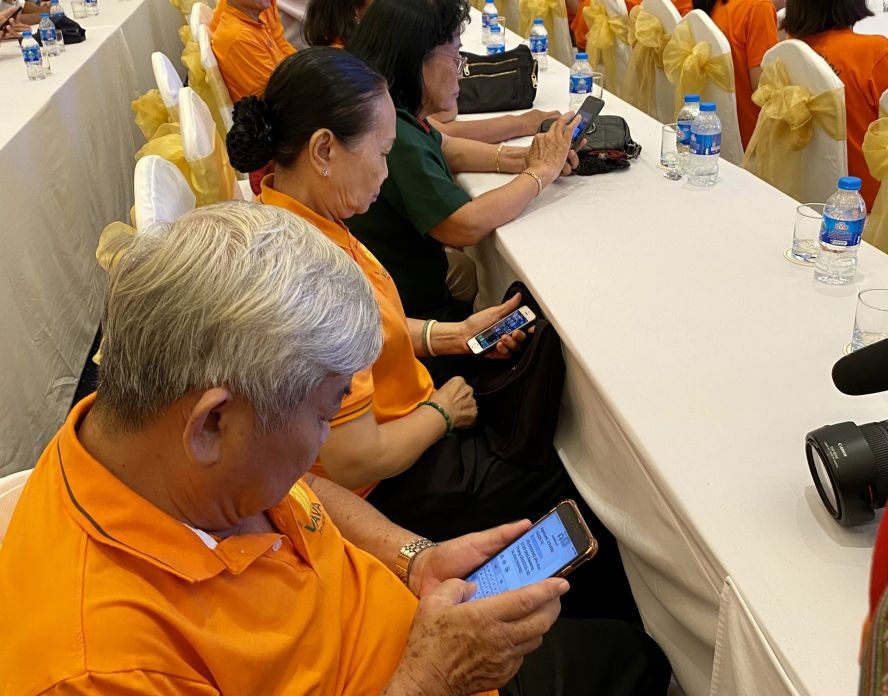 各会员响应发短讯捐助善款帮助落叶剂受害者。