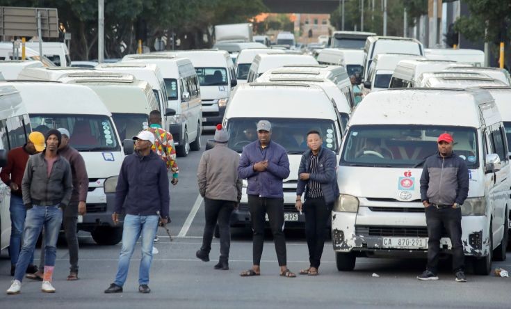 2023年8月1日，开普敦中央商务区的出租车司机在几辆小巴被扣押后与执法人员发生冲突。（图：ER Lombard）