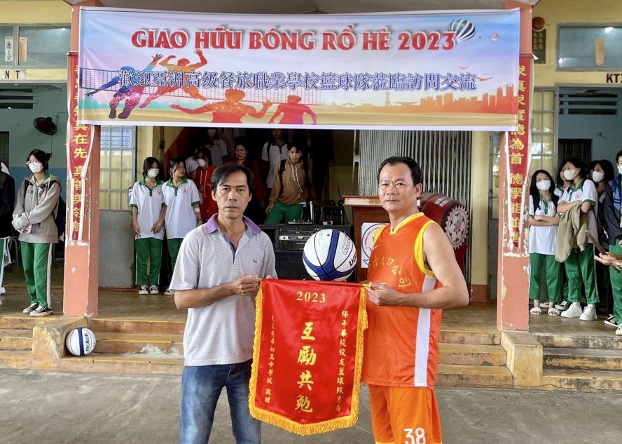 光正学校向保平篮球队赠送锦旗。