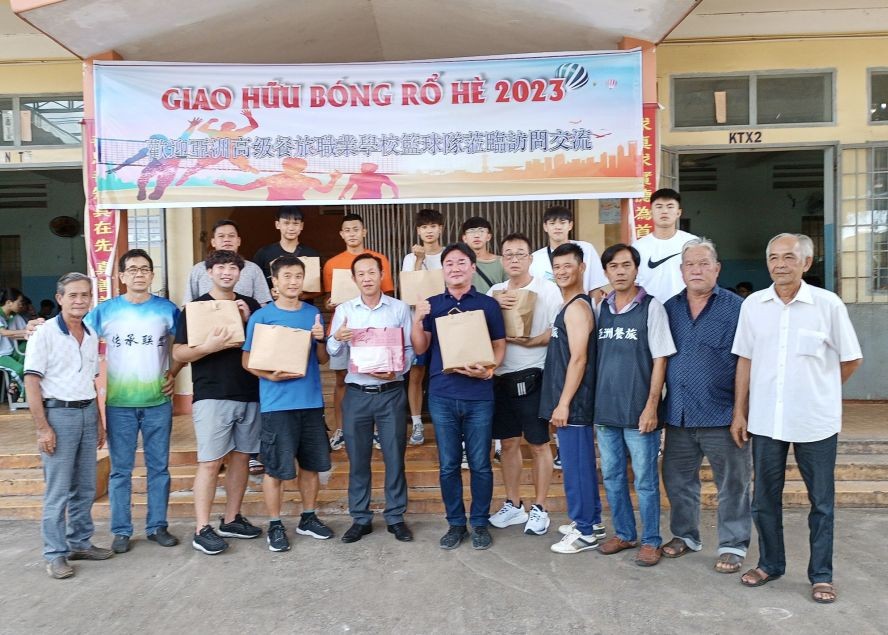 光正学校与台南亚洲职校代表团互送礼物。